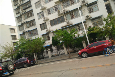 出售泰安小井东区3室2厅1卫206平精装修